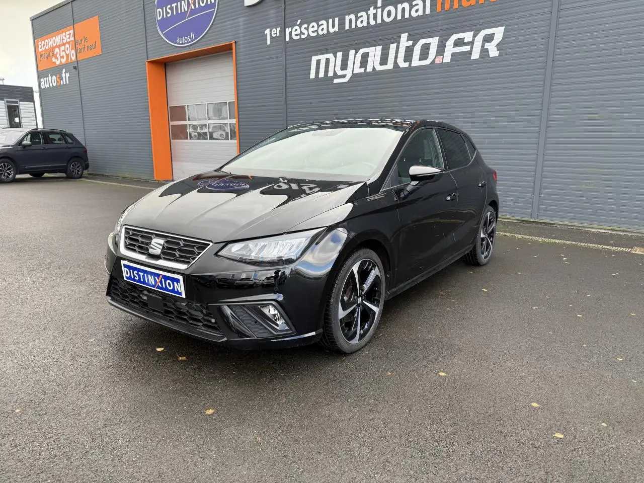SEAT IBIZA 2024 noir Midnight vue 3/4 avant droit, jantes alliage 18 pouces et calandre hexagonale distinctive.