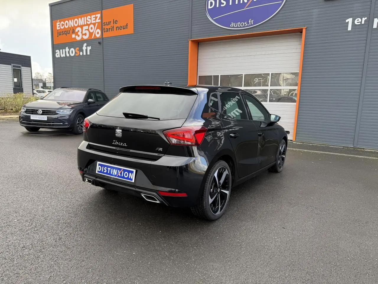 Vue 3/4 arrière droite d'une SEAT Ibiza noire Midnight avec jantes alliage 18 pouces et feux arrière LED visibles.