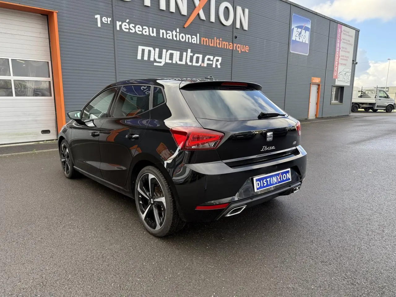 Vue 3/4 arrière droite d'une SEAT Ibiza noire Midnight avec jantes alliage 18 pouces et feux arrière LED.