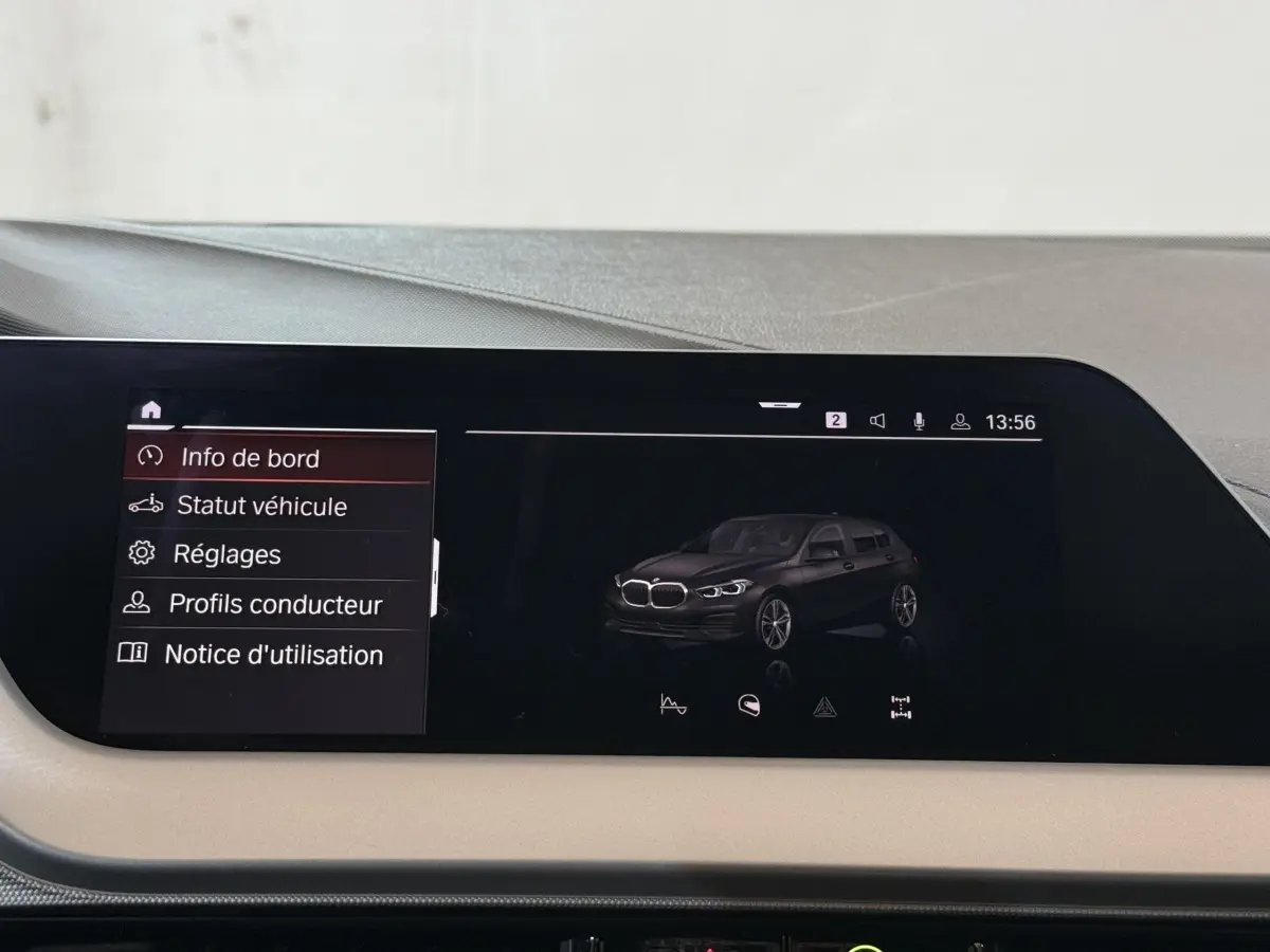 Écran tactile intérieur affichant une BMW Série 1 noire en vue 3/4 avant avec menu de réglages visible.