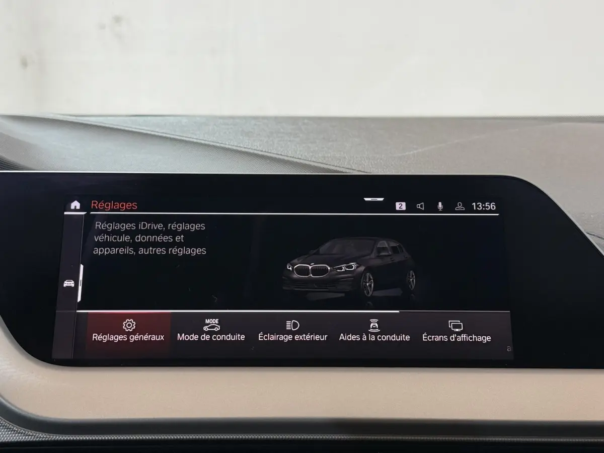 Écran tactile intérieur affichant la BMW Série 1 116d Business Design noire en vue 3/4 avant.