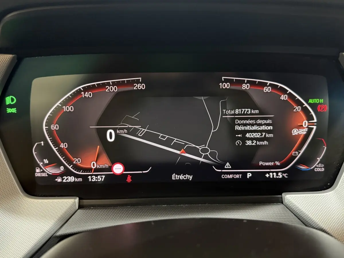 Tableau de bord numérique de BMW Série 1 116d noir, affichage 12,3 pouces avec navigation et informations de conduite.
