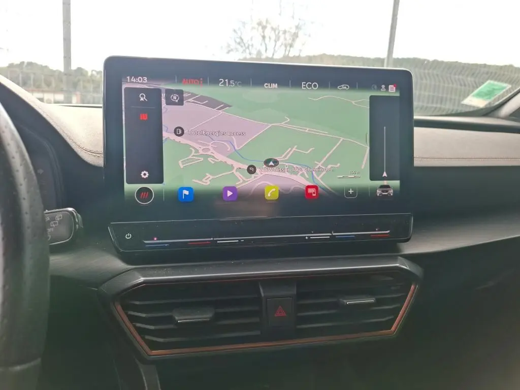 Vue intérieure centrée sur l'écran tactile du tableau de bord du CUPRA Formentor gris clair 2024 avec navigation affichée.