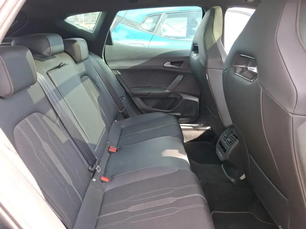 Vue intérieure côté droit des sièges arrière noirs en tissu du CUPRA Formentor 1.4 E-HYBRID 245 VZ 2024.
