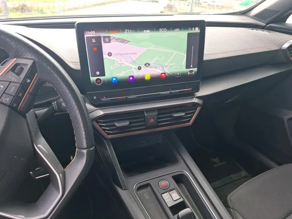 Vue intérieure du tableau de bord et écran tactile central du CUPRA Formentor 1.4 E-HYBRID 245 VZ avec finition noire et volant multifonction.