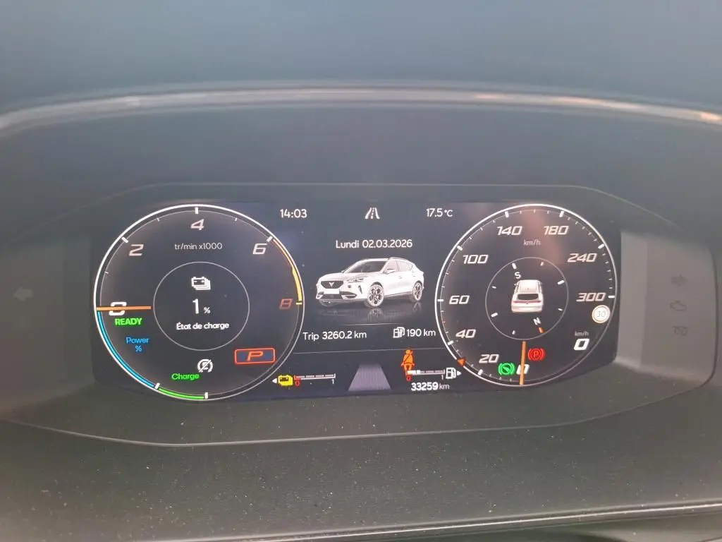 Vue du tableau de bord numérique du CUPRA Formentor gris clair 1.4 E-HYBRID 245 VZ, affichant la charge batterie et la vitesse.