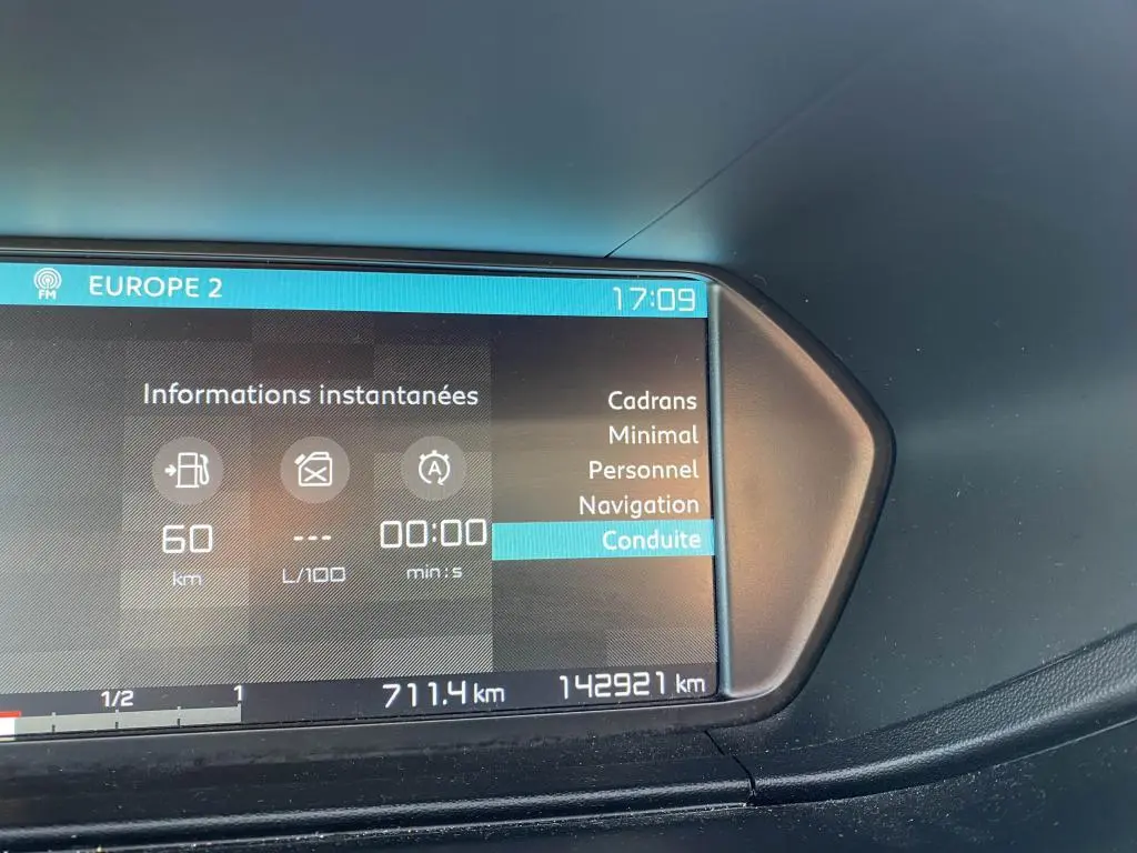Écran multifonction intérieur du Citroën C4 Spacetourer blanc, affichant les informations de conduite et la radio Europe 2.