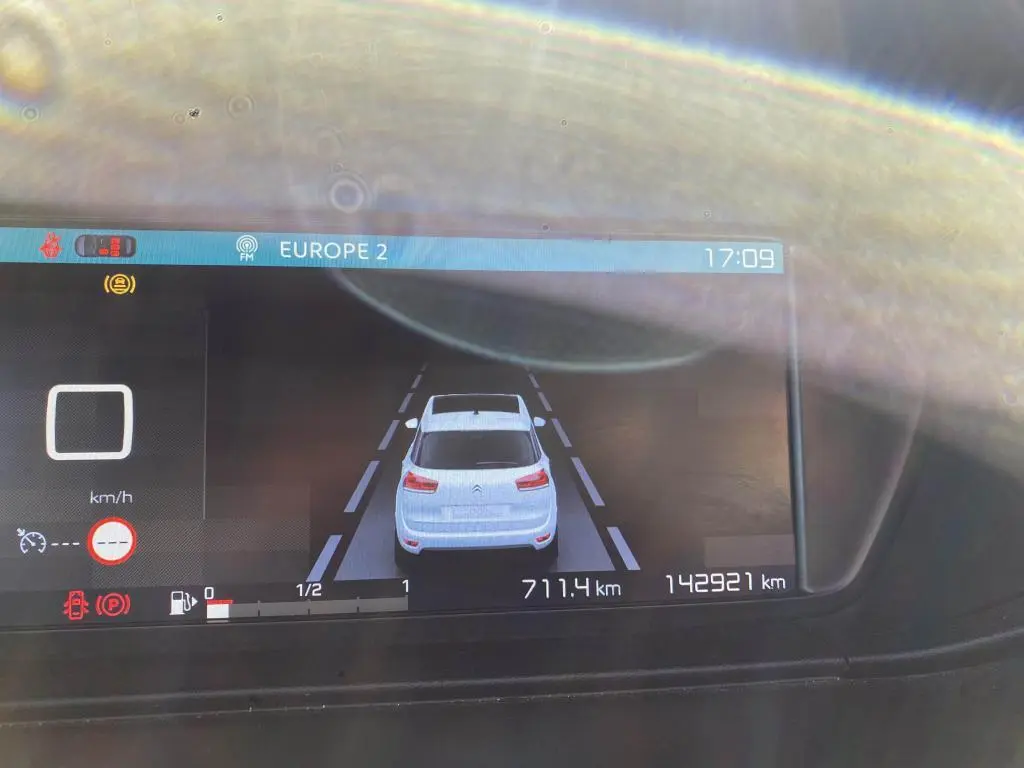 Affichage numérique du tableau de bord montrant une représentation arrière blanche d'une Citroën C4 Spacetourer 2018 avec indicateurs de vitesse et distance.