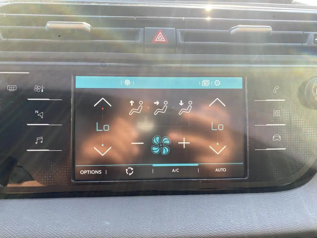 Écran tactile central du tableau de bord du Citroën C4 Spacetourer blanc 2018 affichant les réglages de climatisation automatique.