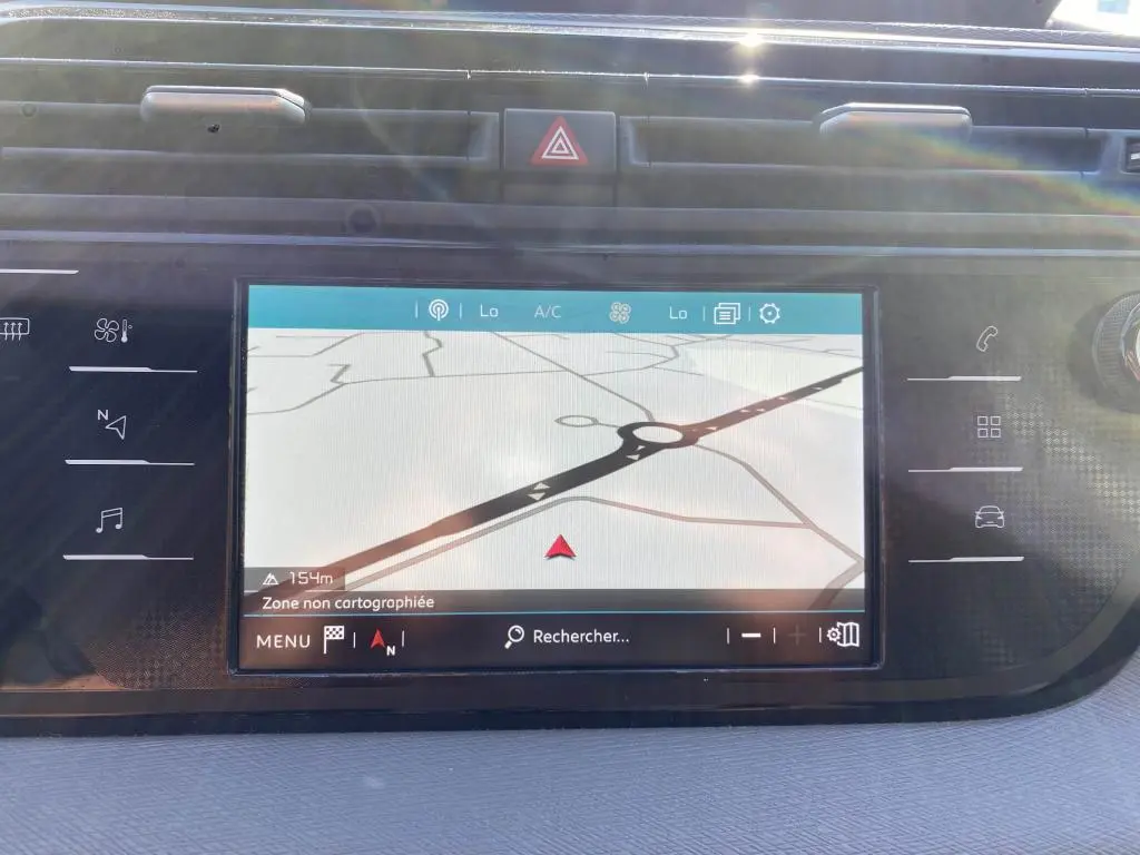 Écran tactile central du tableau de bord de la Citroën C4 Spacetourer 2018 affichant la navigation GPS.
