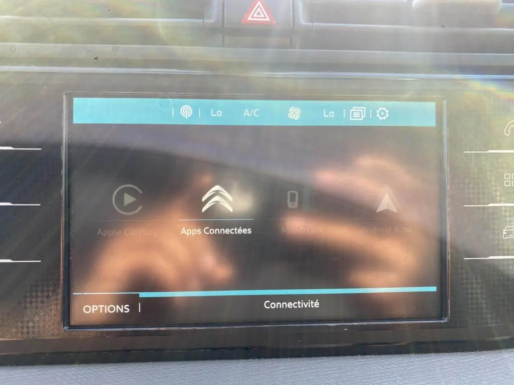 Écran tactile central du tableau de bord du Citroën C4 Spacetourer blanc, affichant les options de connectivité des applications.
