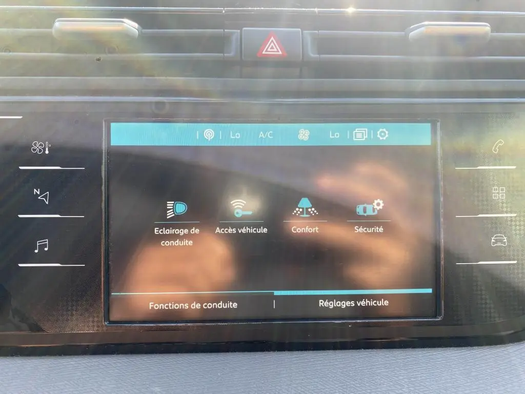 Écran tactile central du tableau de bord d'une Citroën C4 Spacetourer blanc, affichant les réglages de conduite et confort.