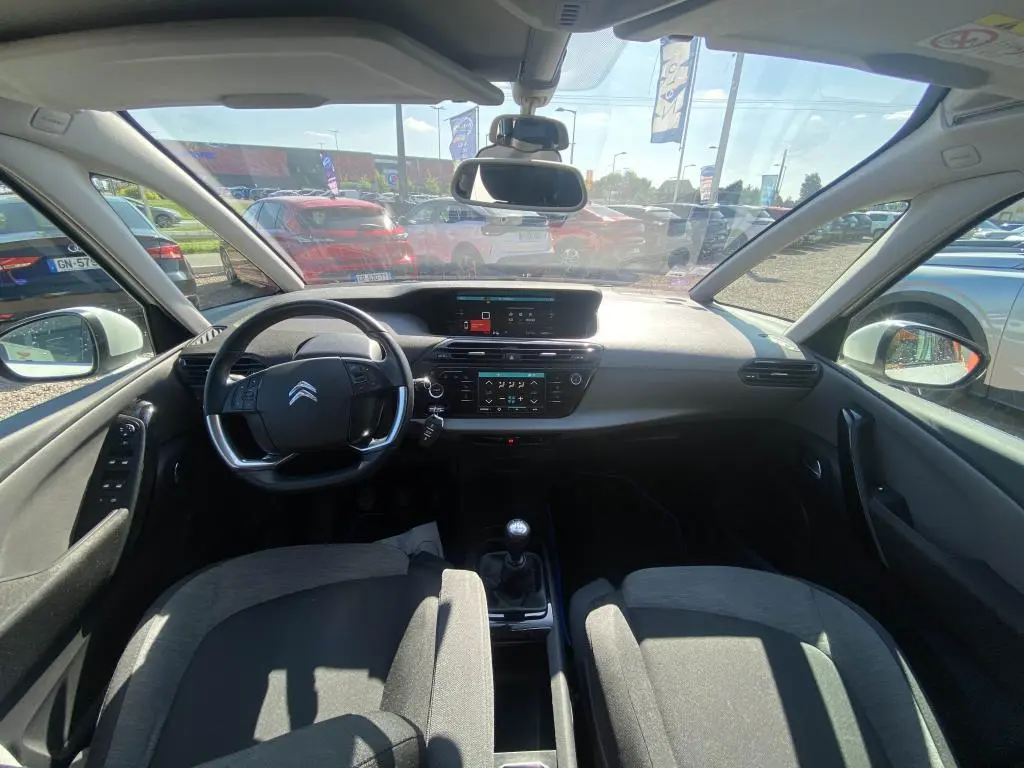 Vue intérieure avant du Citroën C4 Spacetourer blanc 2018 avec tableau de bord moderne et volant multifonction.