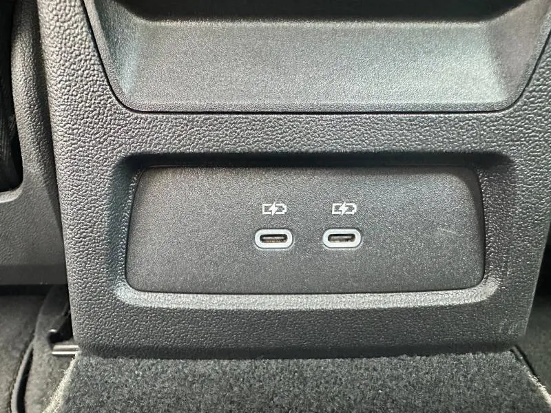 Gros plan sur deux prises USB-C de recharge situées à l'arrière de l'Audi A3 Sportback blanc Arkona 2024.