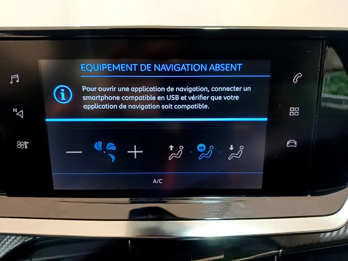 Écran tactile central du tableau de bord du Peugeot 2008 gris clair affichant un message d'absence de navigation.
