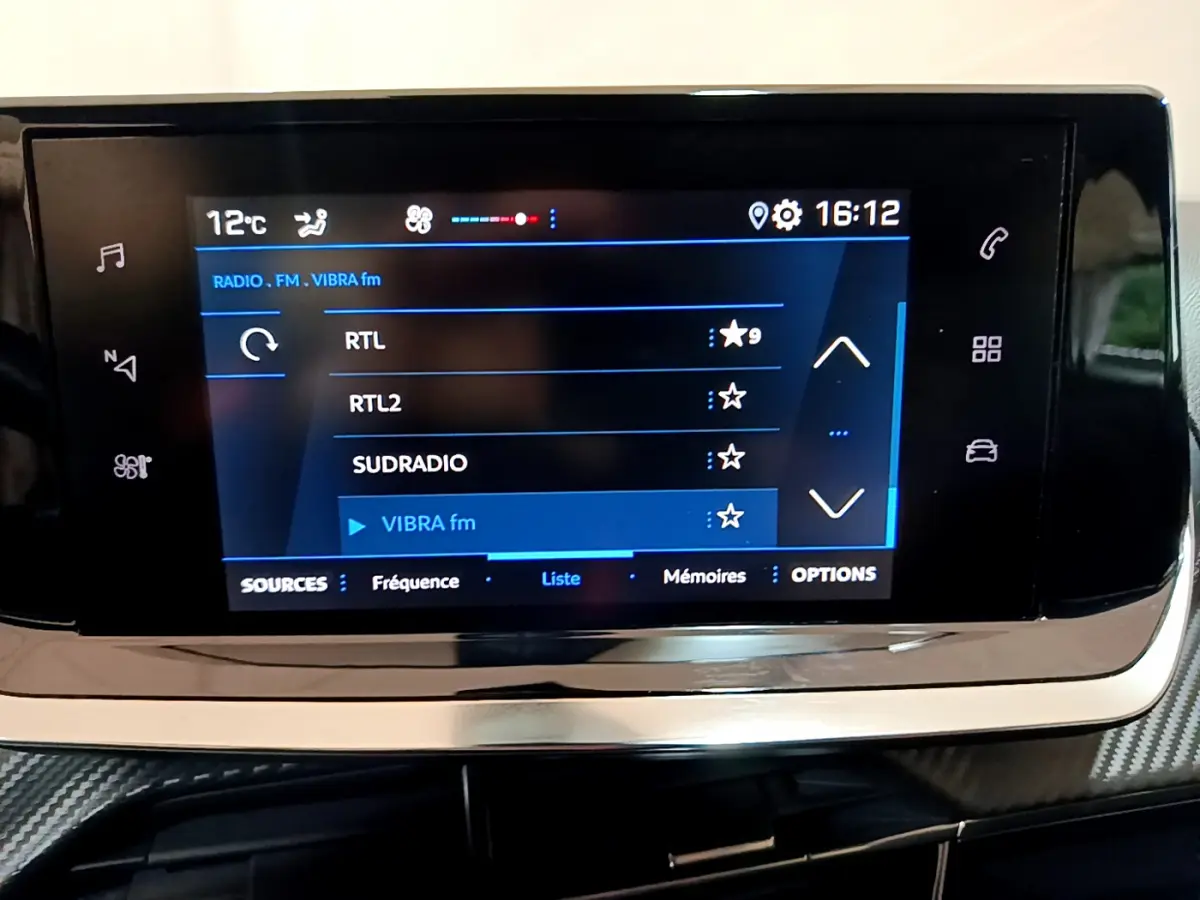 Écran tactile central du Peugeot 2008 BlueHDi 110 S&S Active 2022 affichant les stations radio avec interface moderne.
