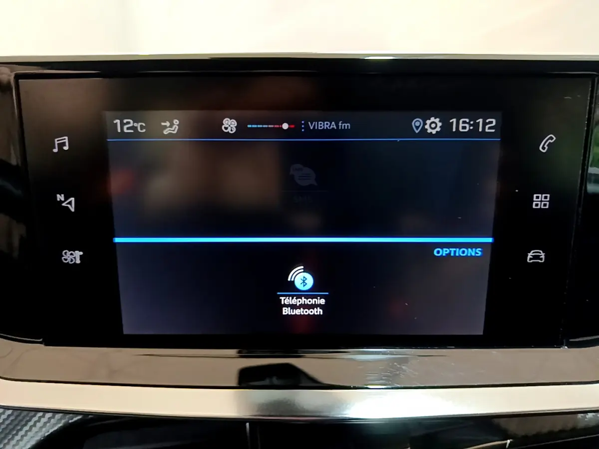 Écran tactile central du tableau de bord du Peugeot 2008 gris clair, affichant la fonction Bluetooth téléphonie.