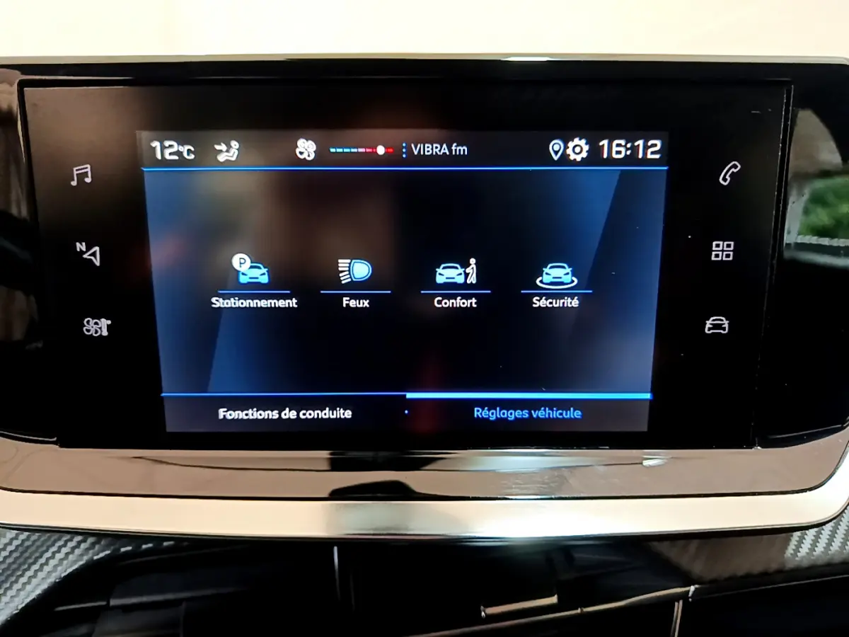 Écran tactile central du tableau de bord du Peugeot 2008 gris clair, affichant les réglages véhicule.