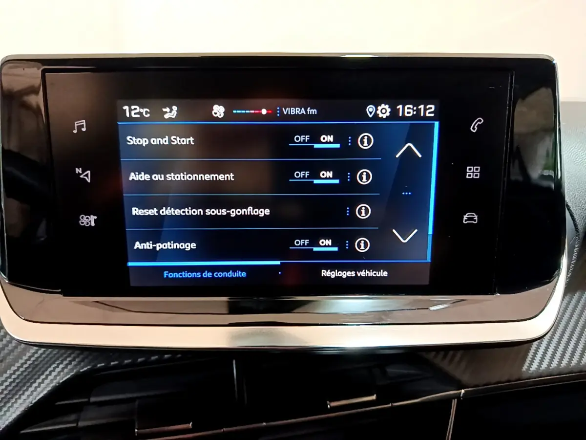 Écran tactile central du Peugeot 2008 BlueHDi 110 S&S Active 2022 affichant les réglages d'aide à la conduite.