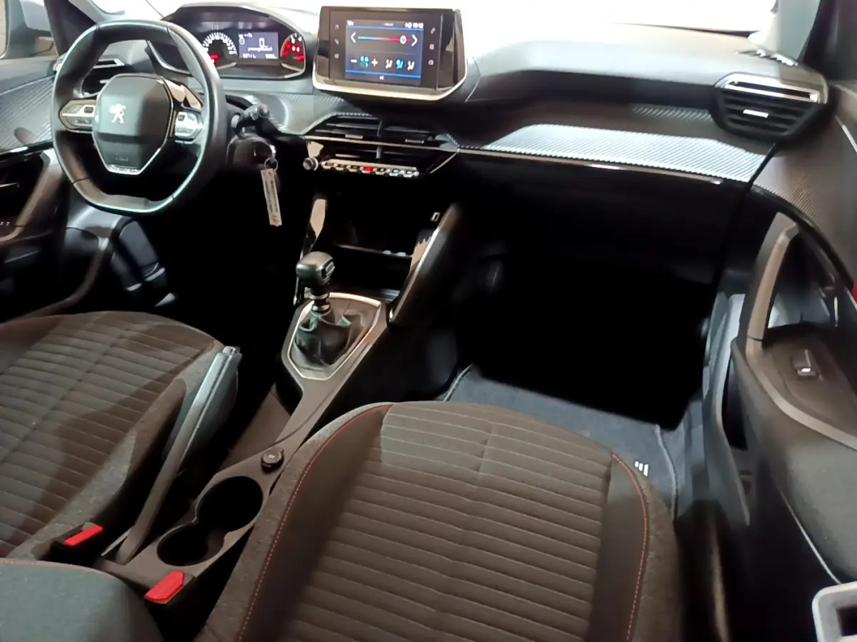 Vue intérieure avant droite du Peugeot 2008 2022, volant cuir, écran tactile 7 pouces et boîte manuelle.