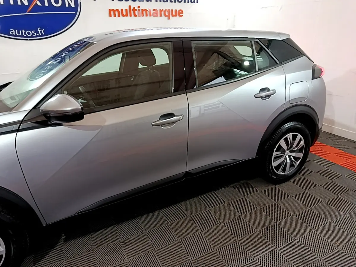 Vue latérale droite du Peugeot 2008 gris clair 2022 avec jantes alliage et rétroviseurs ton caisse.