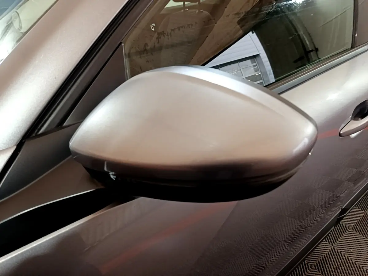 Rétroviseur côté gauche gris clair du Peugeot 2008 BlueHDi 110 S&S Active 2022, avec poignée de porte visible.