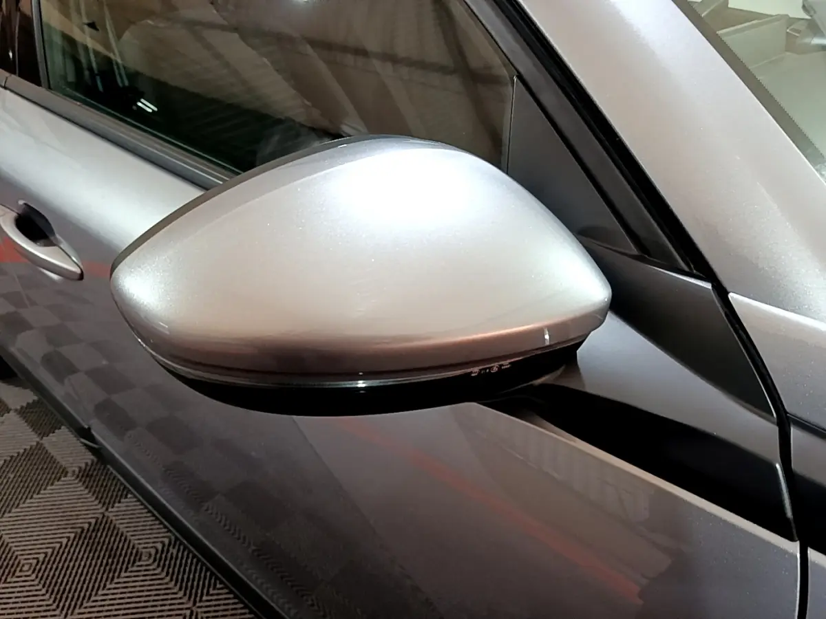 Rétroviseur côté gauche gris clair du Peugeot 2008 BlueHDi 110 S&S Active 2022, vue rapprochée sur porte et vitre.