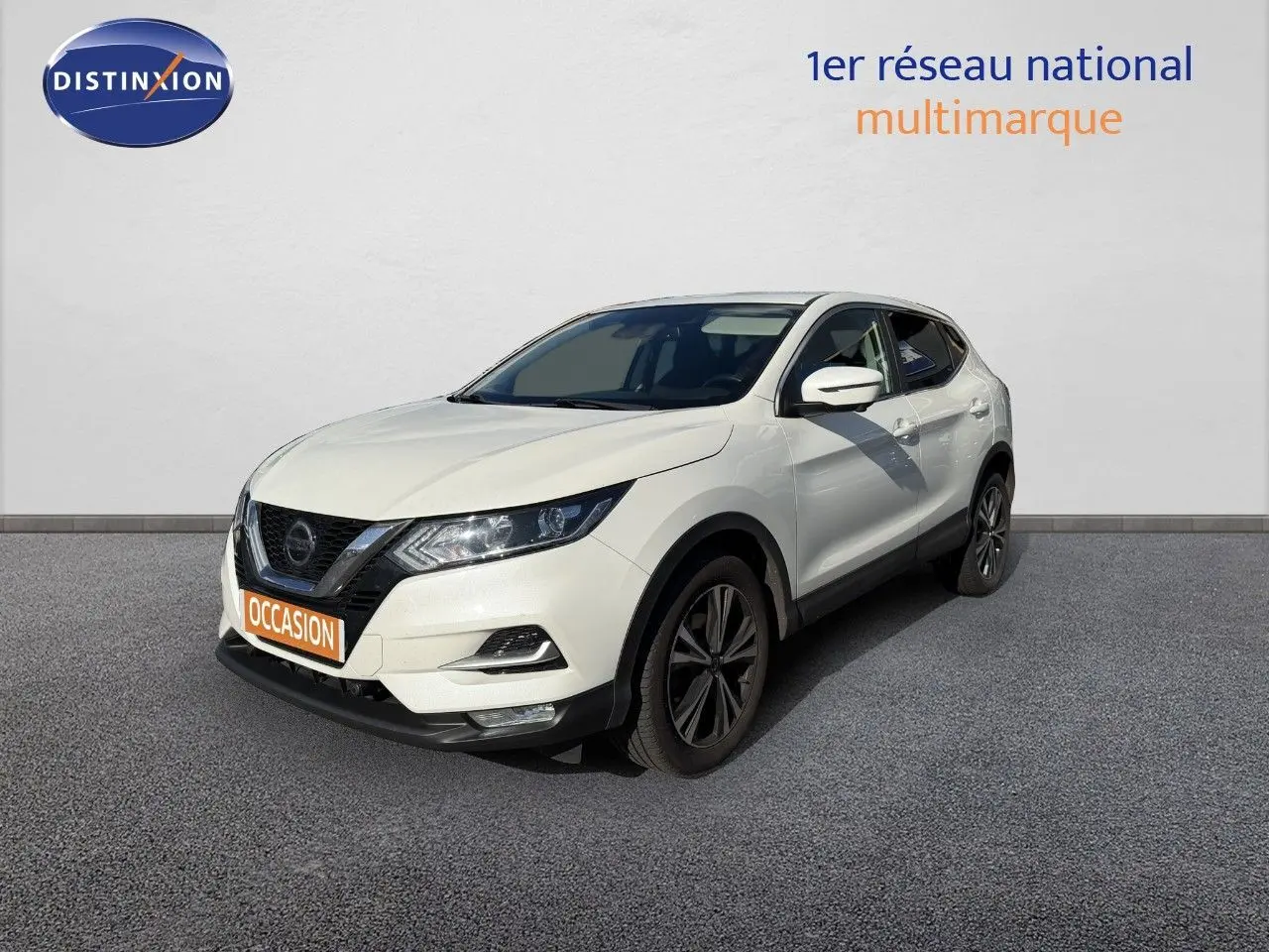 Vue 3/4 avant droite d'un Nissan Qashqai blanc nacré avec jantes alliage et calandre noire brillante.