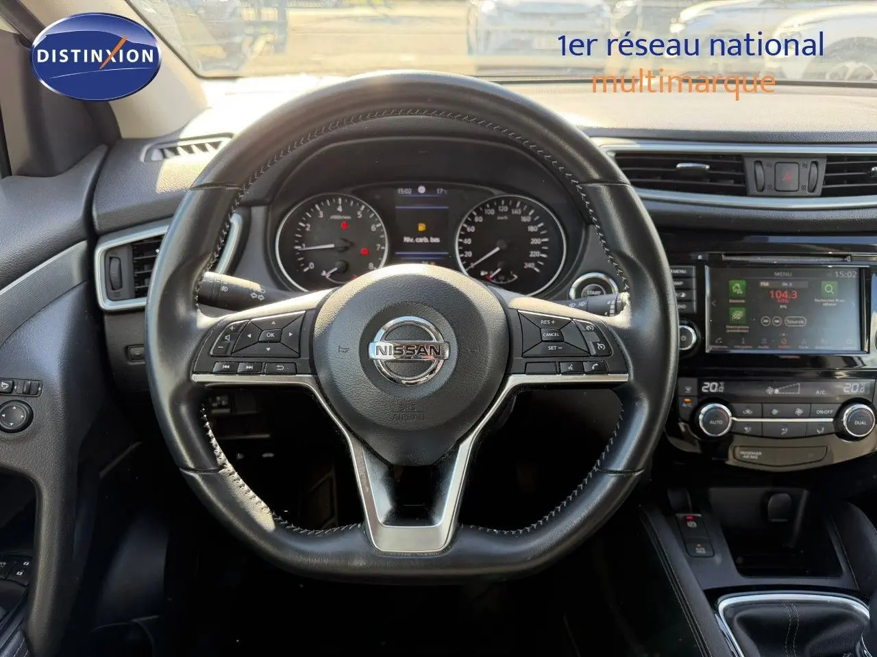 Vue intérieure centrée sur le volant et le tableau de bord du Nissan Qashqai 1.3 DIG-T 140ch N-Connecta, finition noire.