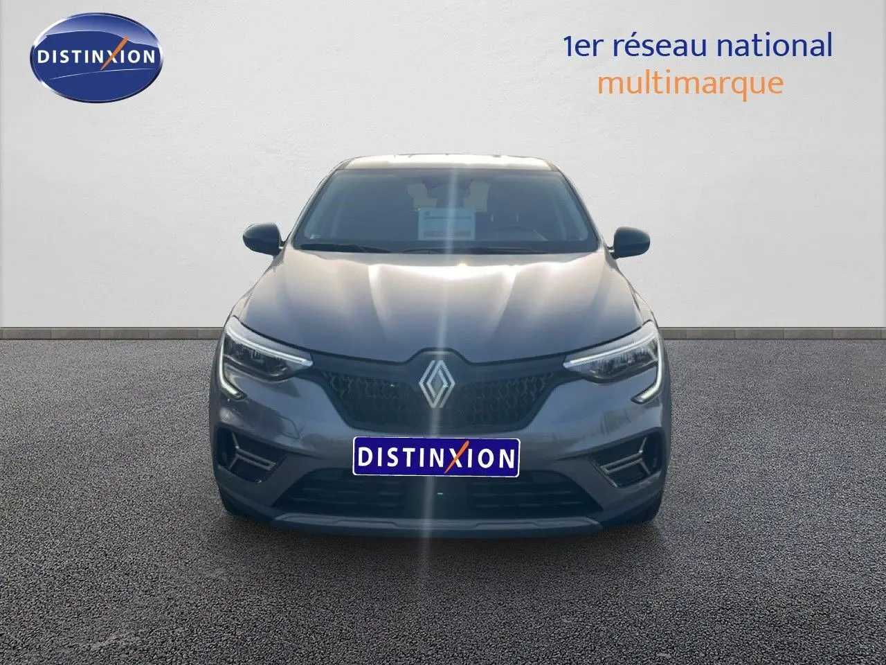 Vue avant d'un Renault Arkana gris cassiopée métal 2025 avec éclairage LED et calandre distinctive.