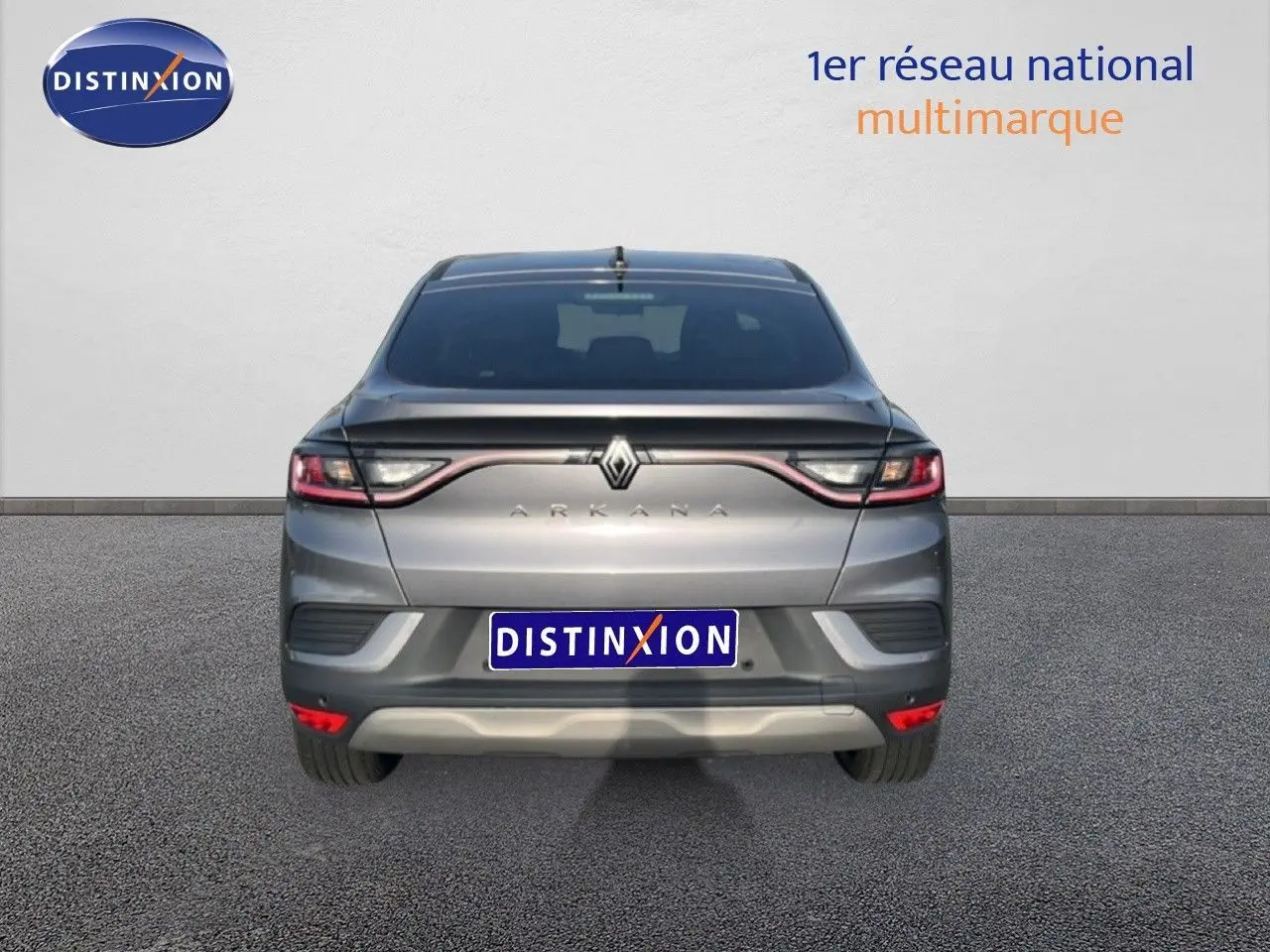 Vue arrière d'une Renault Arkana gris cassiopée métal 2025 avec feux LED et logo distinctif au centre du hayon.