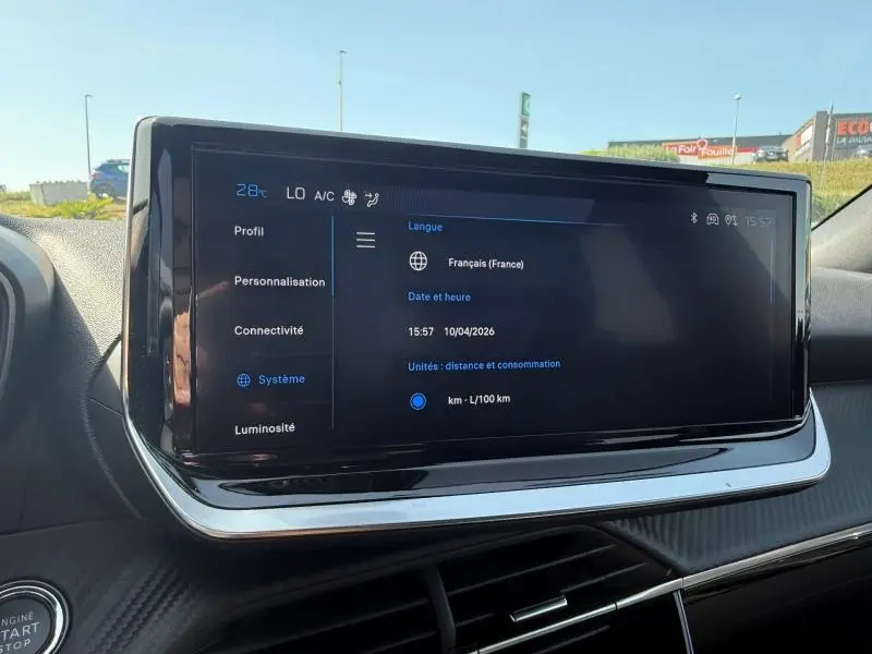 Écran tactile central du tableau de bord du Peugeot 2008 rouge Elixir, affichant les réglages système en français.