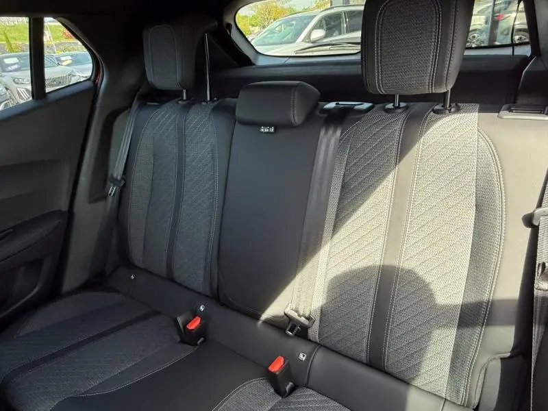 Vue intérieure sur la banquette arrière du Peugeot 2008 1.2 Hybrid 145ch Allure, tissu gris avec surpiqûres contrastées.
