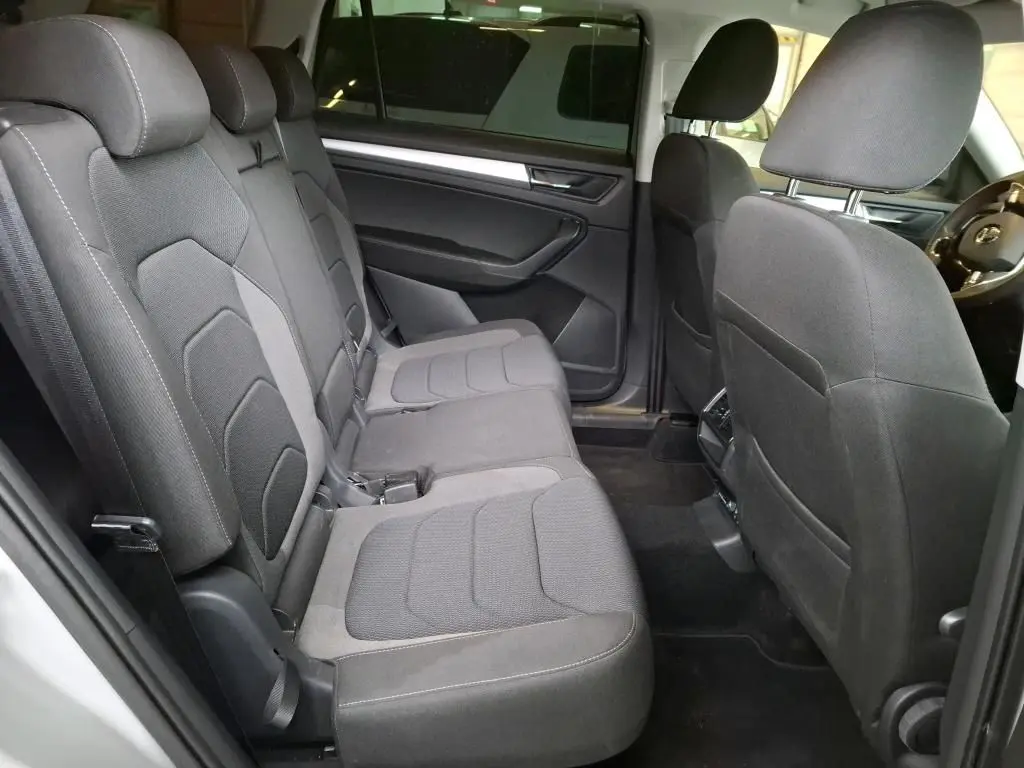 Vue intérieure côté gauche des sièges arrière en tissu noir du Skoda Kodiaq gris clair, version 7 places 2023.