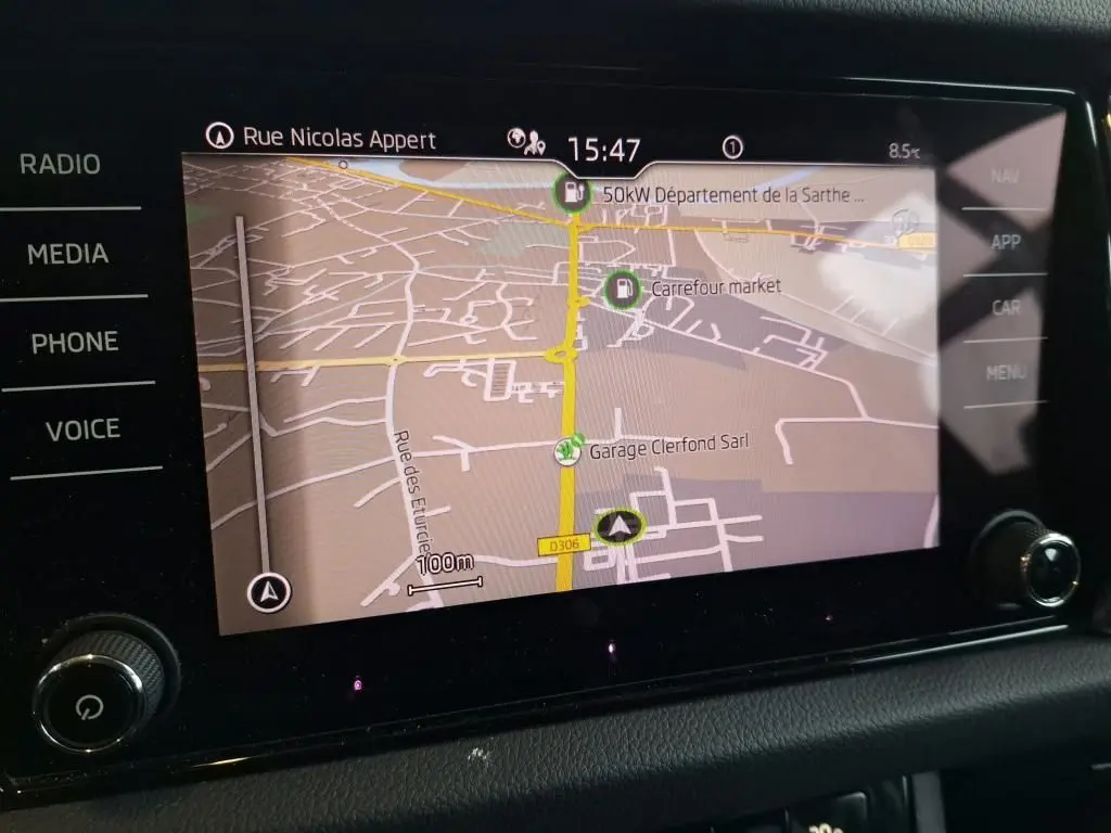 Écran tactile du GPS intégré dans le tableau de bord du Skoda Kodiaq 2023, affichant une carte de navigation.