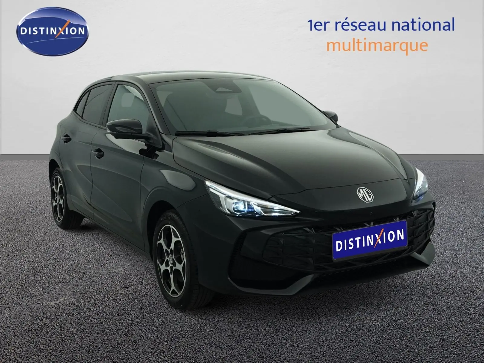 Vue 3/4 avant gauche de la MG3 Pebble Black 2026 avec phares LED allumés et jantes alliage 16 pouces.