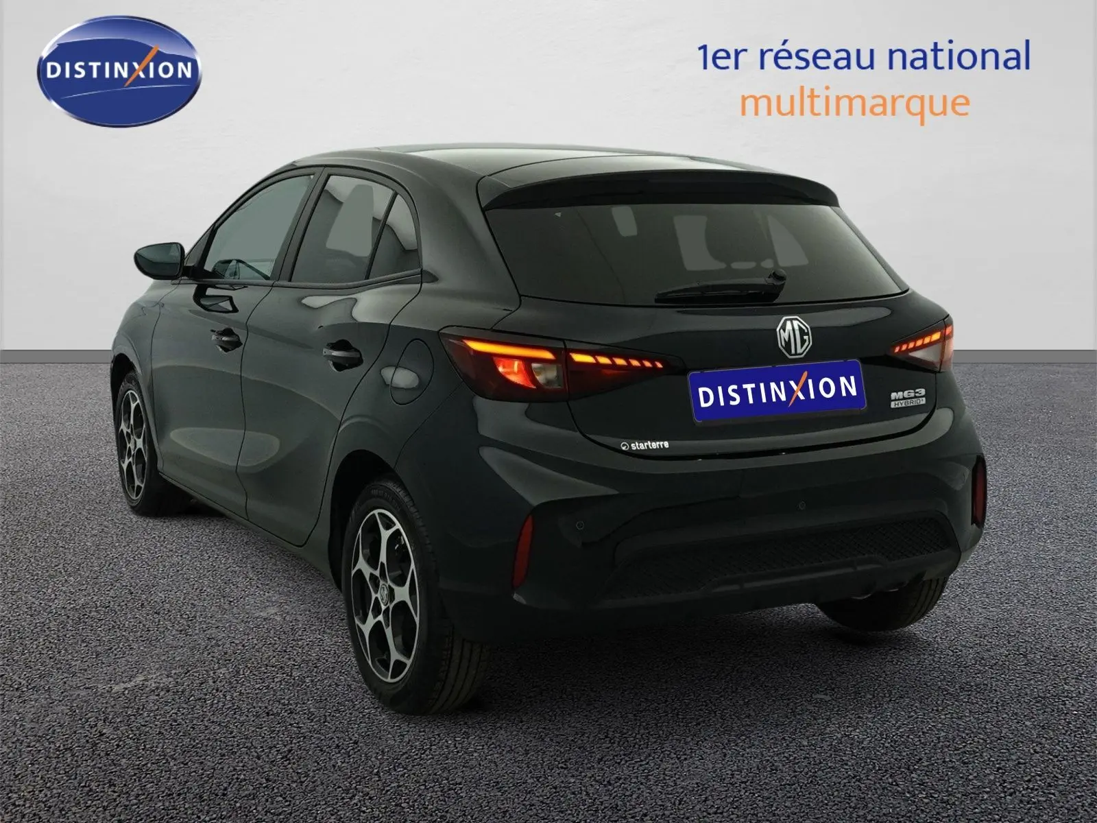 Vue 3/4 arrière droite de la MG3 1.5 L Hybrid+ 195 ch Luxury Pebble Black avec feux LED allumés et jantes alliage 16 pouces.