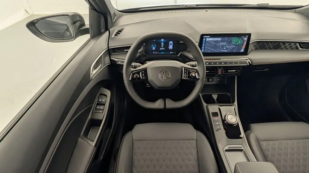 Vue intérieure avant du tableau de bord noir et volant cuir microfibre du MG3 1.5 L Hybrid+ Luxury 2026.