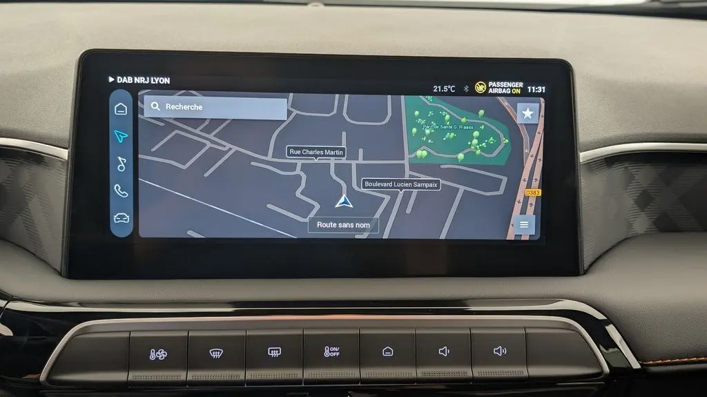 Écran tactile central du tableau de bord du MG3 Pebble Black 2026 affichant la navigation GPS en mode paysage.