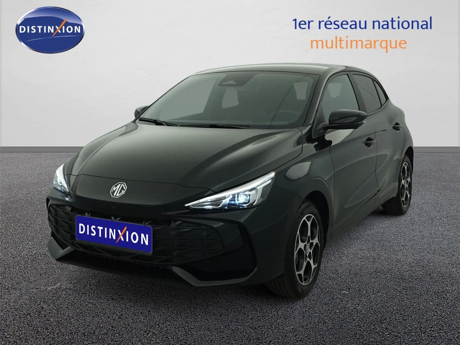 MG3 2026 Pebble Black en 3/4 avant droit, avec phares LED allumés et jantes alliage distinctives.