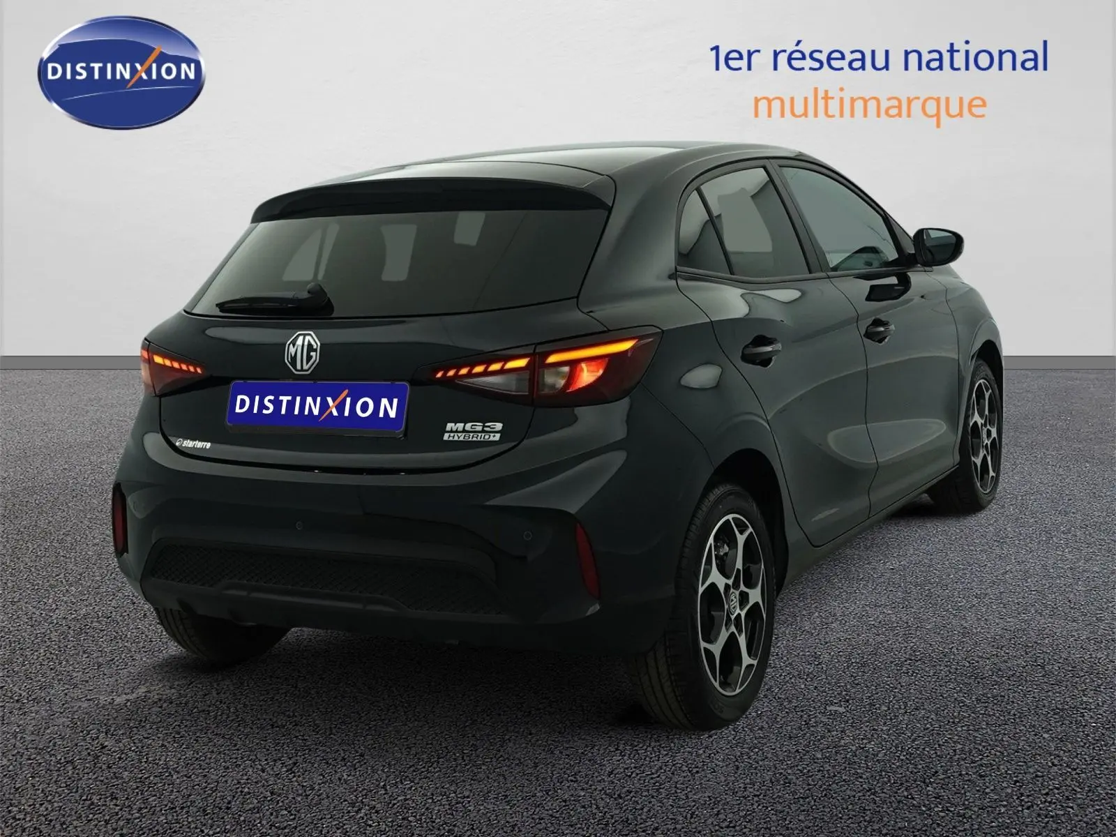Vue 3/4 arrière droite d'une MG3 Pebble Black hybride avec feux arrière LED et jantes alliage 16 pouces.