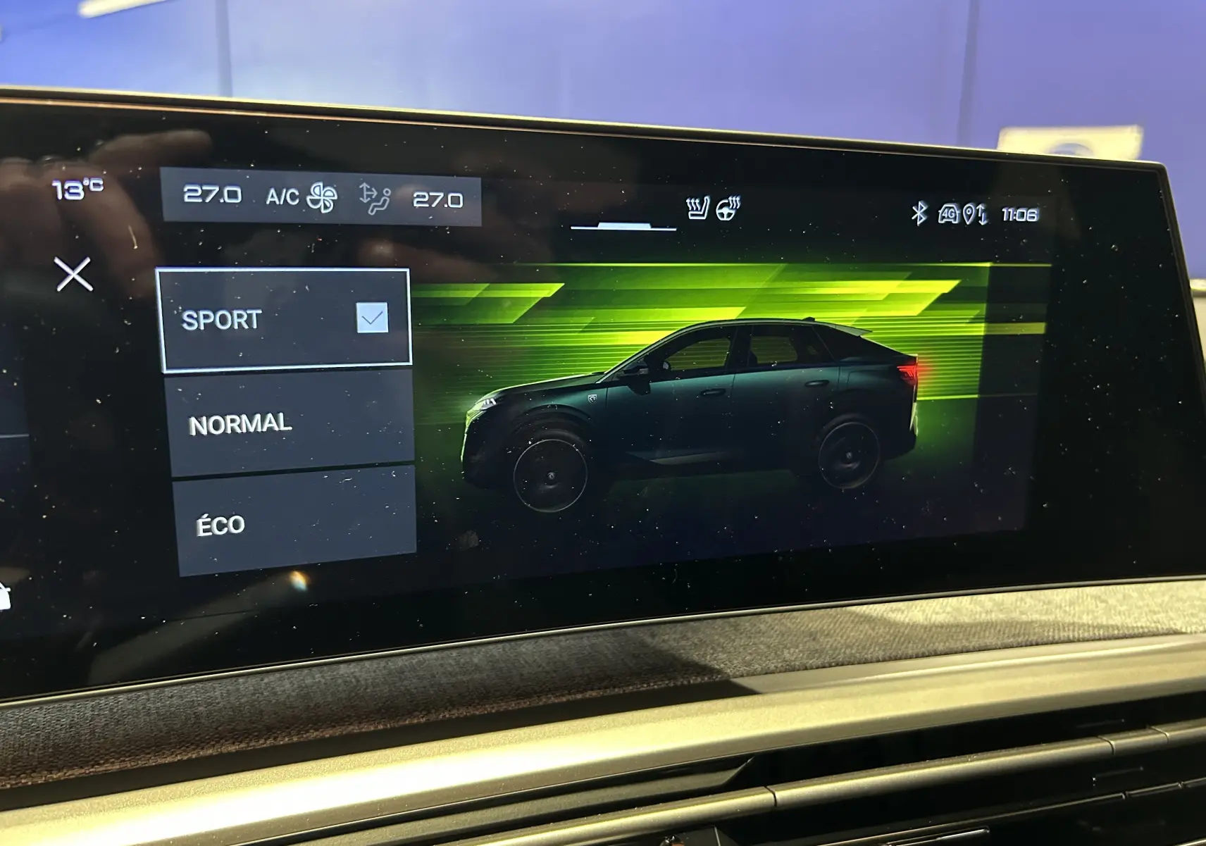 Écran tactile intérieur montrant le mode Sport avec une silhouette noire du Peugeot 3008 vue de profil côté gauche.