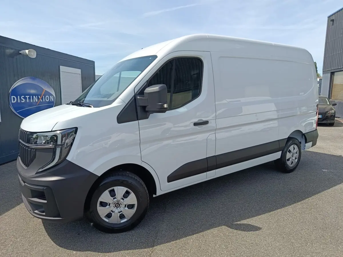 Vue 3/4 avant droit d’un Renault Master blanc avec pare-chocs noir et jantes acier, stationné en extérieur.