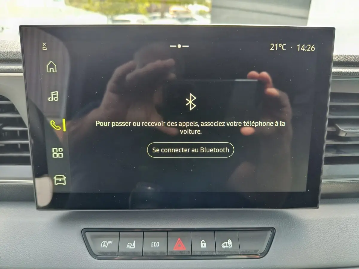 Écran tactile central du tableau de bord du Renault Master 2025 affichant la connexion Bluetooth, entouré de commandes grises.
