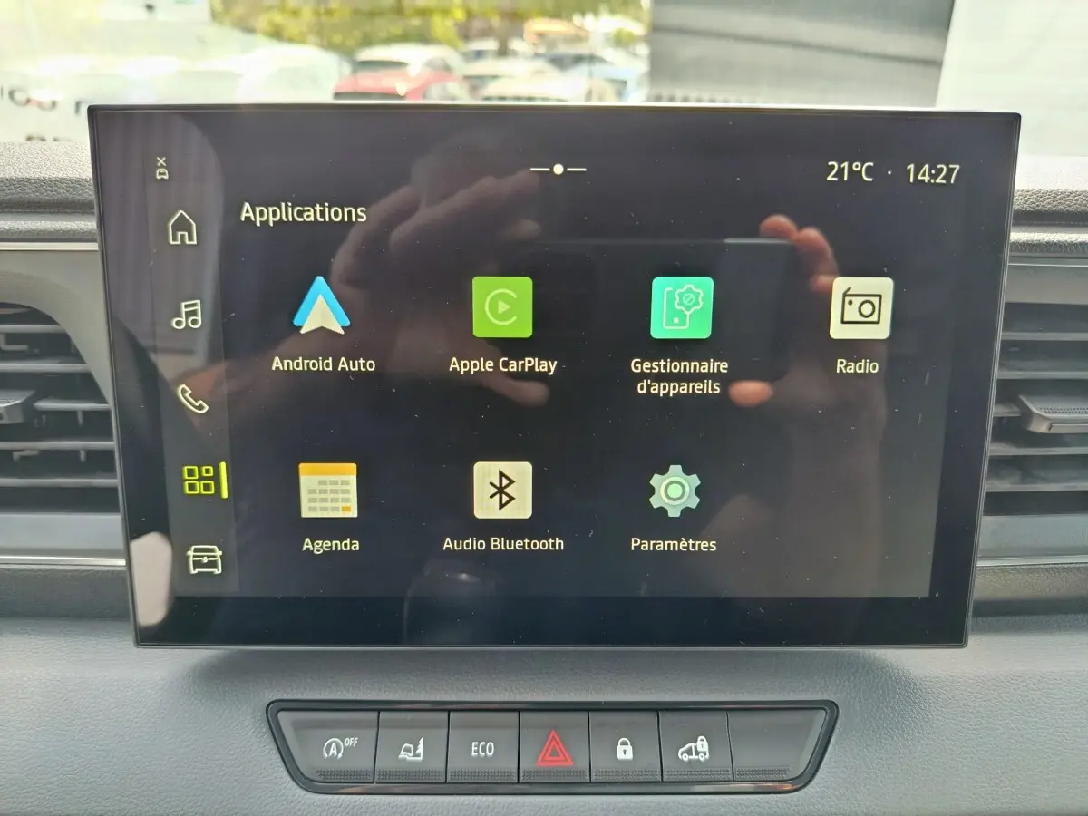Écran tactile central du tableau de bord du Renault Master 2025 affichant les applications connectées.