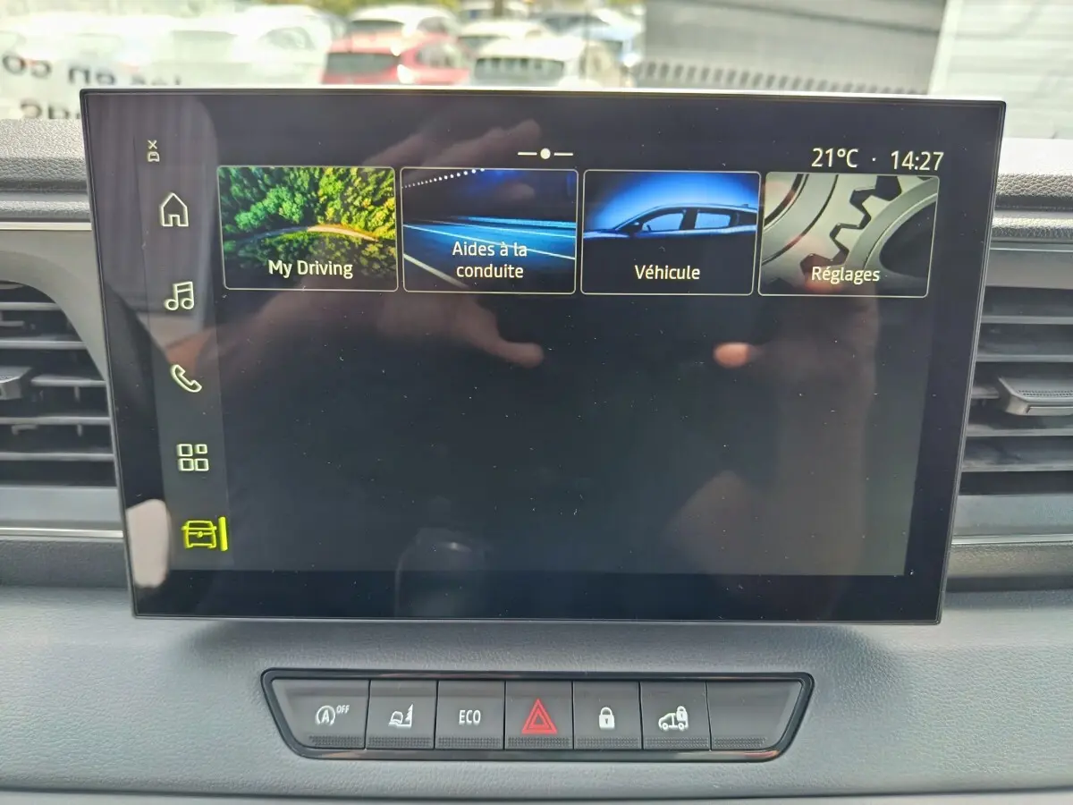 Écran tactile central du tableau de bord du Renault Master 2025 affichant les options de conduite et réglages.