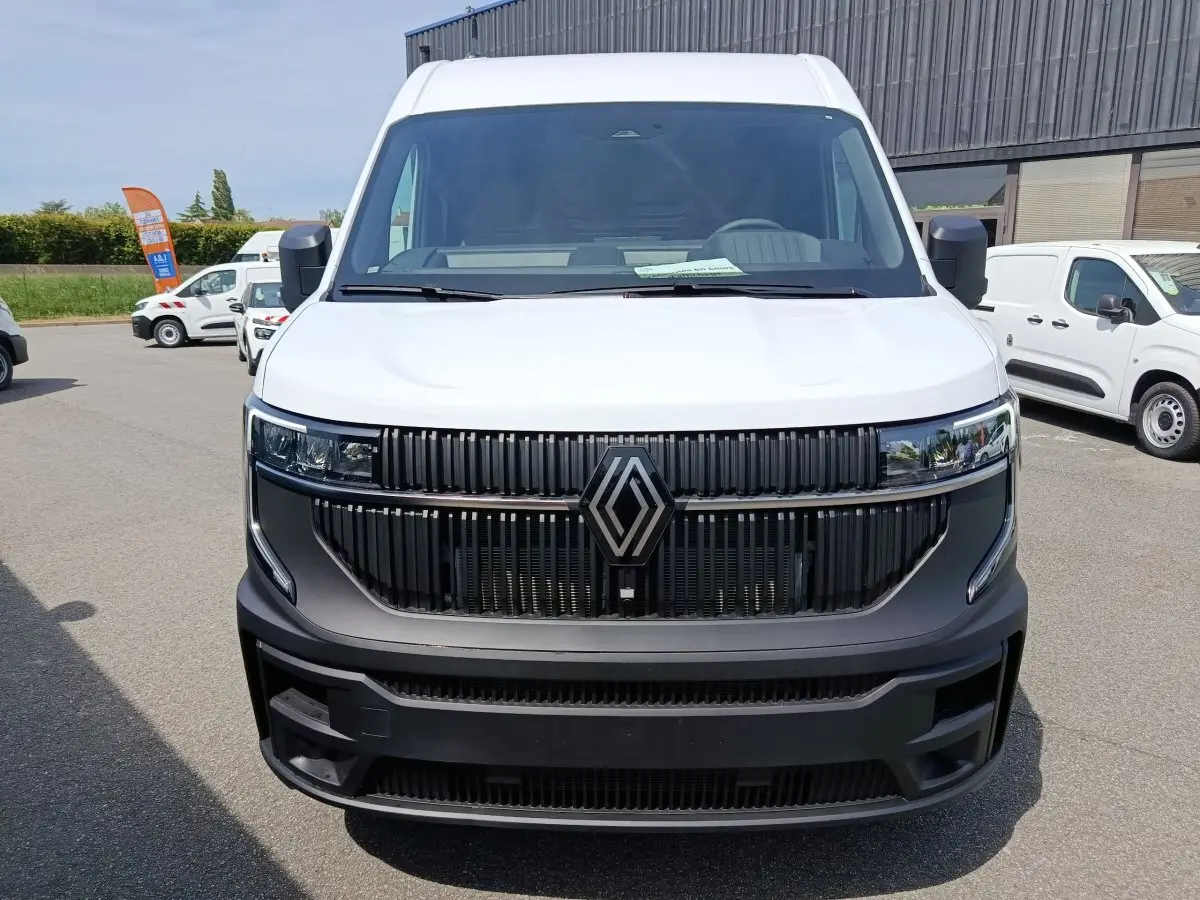 Vue avant du Renault Master blanc avec calandre noire et grand logo Renault bien visible.