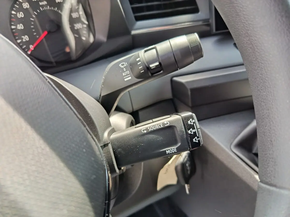 Détail du commodo gauche du volant du Renault Master blanc 2025, avec commandes audio et essuie-glace.