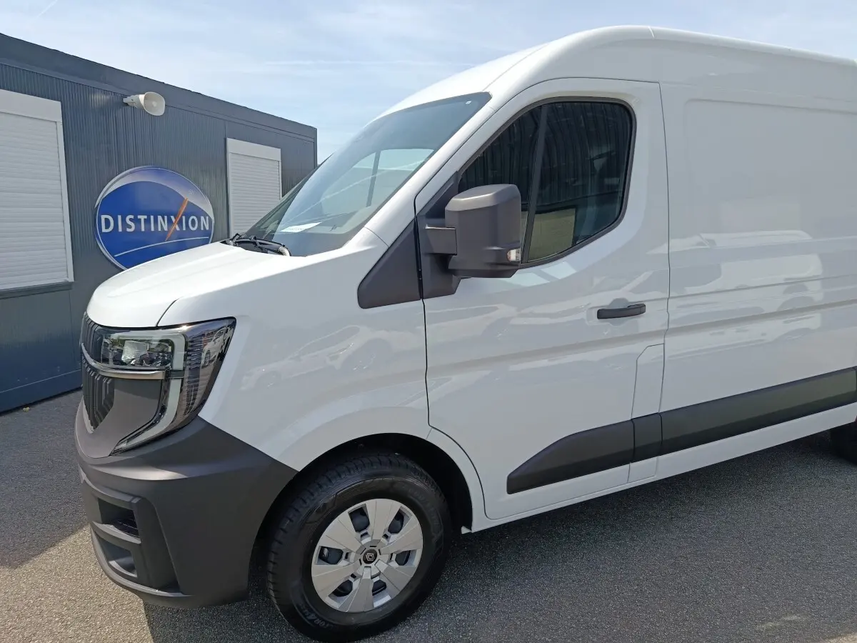 Renault Master blanc vu de profil avant droit, avec calandre noire et rétroviseur latéral noir.