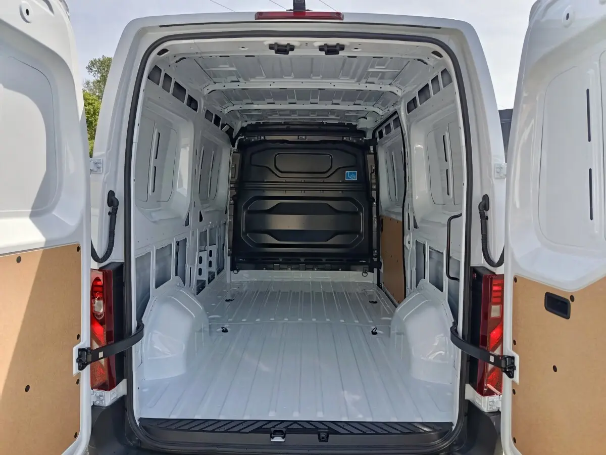 Vue arrière ouverte du Renault Master blanc montrant l'intérieur vide et spacieux de la zone de chargement.